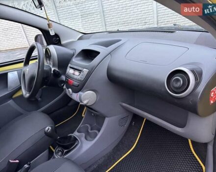 Желтый Пежо 107, объемом двигателя 1 л и пробегом 178 тыс. км за 3500 $, фото 24 на Automoto.ua