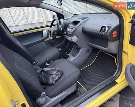 Желтый Пежо 107, объемом двигателя 1 л и пробегом 178 тыс. км за 3500 $, фото 23 на Automoto.ua