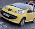 Желтый Пежо 107, объемом двигателя 1 л и пробегом 178 тыс. км за 3500 $, фото 1 на Automoto.ua