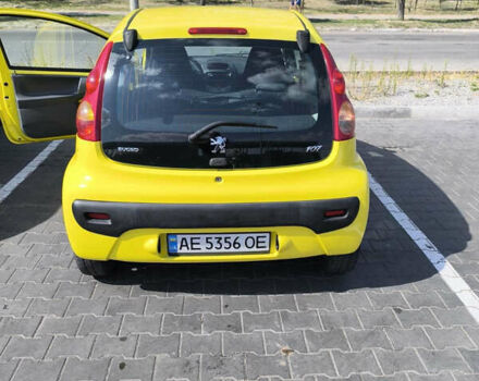 Желтый Пежо 107, объемом двигателя 1 л и пробегом 140 тыс. км за 3100 $, фото 3 на Automoto.ua