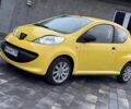 Желтый Пежо 107, объемом двигателя 1 л и пробегом 160 тыс. км за 3500 $, фото 1 на Automoto.ua
