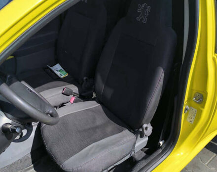 Желтый Пежо 107, объемом двигателя 1 л и пробегом 140 тыс. км за 3100 $, фото 4 на Automoto.ua