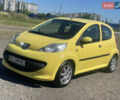 Желтый Пежо 107, объемом двигателя 1 л и пробегом 261 тыс. км за 3900 $, фото 1 на Automoto.ua