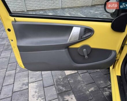 Желтый Пежо 107, объемом двигателя 1 л и пробегом 178 тыс. км за 3500 $, фото 19 на Automoto.ua