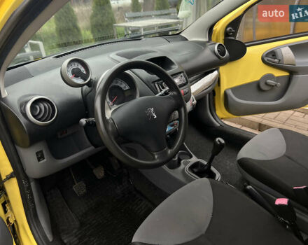 Желтый Пежо 107, объемом двигателя 1 л и пробегом 189 тыс. км за 4100 $, фото 2 на Automoto.ua