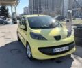 Желтый Пежо 107, объемом двигателя 1 л и пробегом 160 тыс. км за 4500 $, фото 1 на Automoto.ua