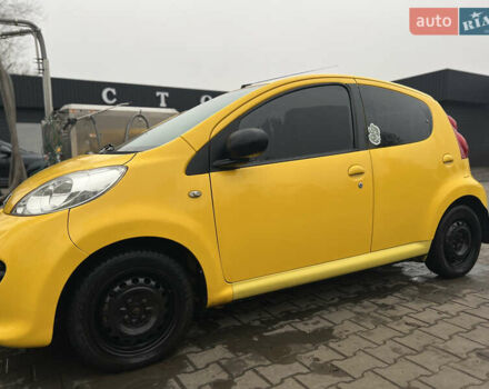 Желтый Пежо 107, объемом двигателя 1 л и пробегом 189 тыс. км за 4100 $, фото 5 на Automoto.ua