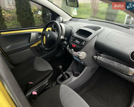 Желтый Пежо 107, объемом двигателя 1 л и пробегом 189 тыс. км за 4100 $, фото 3 на Automoto.ua