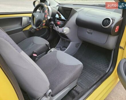 Жовтий Пежо 107, об'ємом двигуна 1 л та пробігом 186 тис. км за 5000 $, фото 20 на Automoto.ua