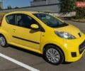 Желтый Пежо 107, объемом двигателя 1 л и пробегом 169 тыс. км за 4500 $, фото 4 на Automoto.ua