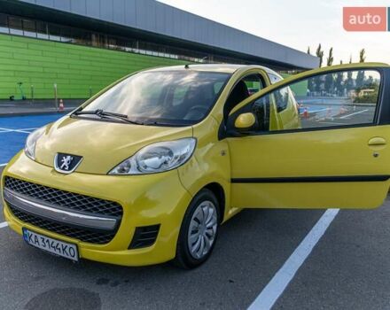 Желтый Пежо 107, объемом двигателя 1 л и пробегом 169 тыс. км за 4500 $, фото 5 на Automoto.ua