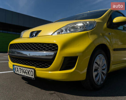 Желтый Пежо 107, объемом двигателя 1 л и пробегом 169 тыс. км за 4500 $, фото 3 на Automoto.ua
