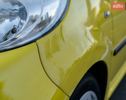 Желтый Пежо 107, объемом двигателя 1 л и пробегом 169 тыс. км за 4500 $, фото 18 на Automoto.ua