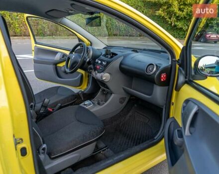 Желтый Пежо 107, объемом двигателя 1 л и пробегом 169 тыс. км за 4500 $, фото 32 на Automoto.ua