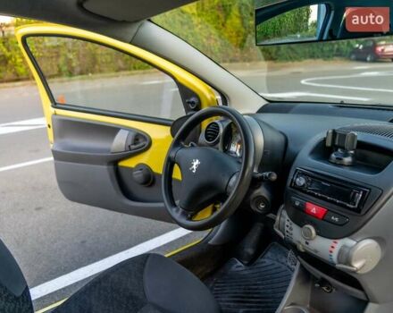 Желтый Пежо 107, объемом двигателя 1 л и пробегом 169 тыс. км за 4500 $, фото 33 на Automoto.ua
