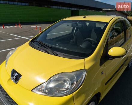 Желтый Пежо 107, объемом двигателя 1 л и пробегом 169 тыс. км за 4500 $, фото 2 на Automoto.ua