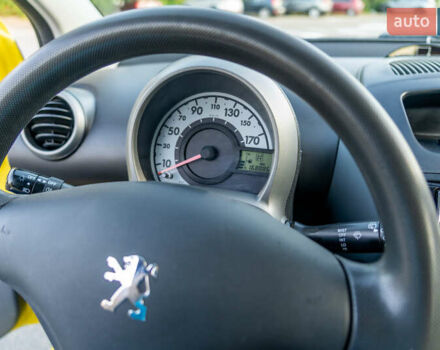 Желтый Пежо 107, объемом двигателя 1 л и пробегом 169 тыс. км за 4500 $, фото 35 на Automoto.ua