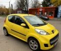 Желтый Пежо 107, объемом двигателя 1 л и пробегом 120 тыс. км за 4500 $, фото 1 на Automoto.ua