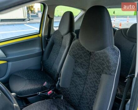 Желтый Пежо 107, объемом двигателя 1 л и пробегом 169 тыс. км за 4500 $, фото 27 на Automoto.ua