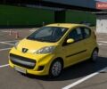 Желтый Пежо 107, объемом двигателя 1 л и пробегом 169 тыс. км за 4500 $, фото 1 на Automoto.ua