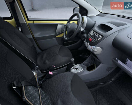 Желтый Пежо 107, объемом двигателя 1 л и пробегом 132 тыс. км за 4950 $, фото 27 на Automoto.ua