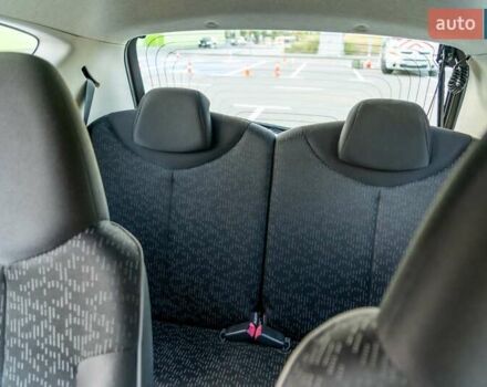 Желтый Пежо 107, объемом двигателя 1 л и пробегом 169 тыс. км за 4500 $, фото 34 на Automoto.ua