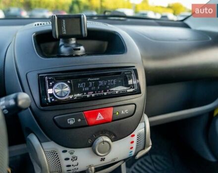 Желтый Пежо 107, объемом двигателя 1 л и пробегом 169 тыс. км за 4500 $, фото 30 на Automoto.ua