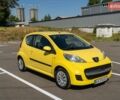 Желтый Пежо 107, объемом двигателя 1 л и пробегом 169 тыс. км за 4500 $, фото 1 на Automoto.ua