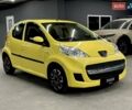 Желтый Пежо 107, объемом двигателя 1 л и пробегом 127 тыс. км за 5950 $, фото 6 на Automoto.ua