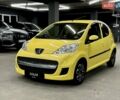 Желтый Пежо 107, объемом двигателя 1 л и пробегом 127 тыс. км за 5950 $, фото 1 на Automoto.ua