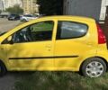 Жовтий Пежо 107, об'ємом двигуна 1 л та пробігом 105 тис. км за 5500 $, фото 1 на Automoto.ua