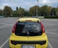 Желтый Пежо 107, объемом двигателя 1 л и пробегом 284 тыс. км за 5100 $, фото 1 на Automoto.ua