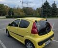 Желтый Пежо 107, объемом двигателя 1 л и пробегом 284 тыс. км за 5100 $, фото 5 на Automoto.ua