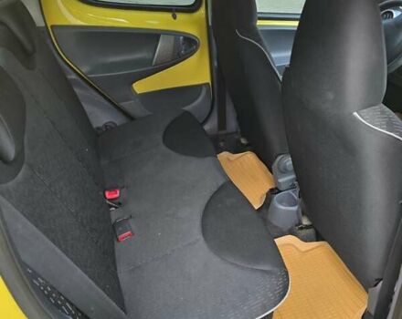 Желтый Пежо 107, объемом двигателя 1 л и пробегом 284 тыс. км за 5100 $, фото 4 на Automoto.ua