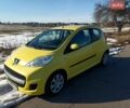 Желтый Пежо 107, объемом двигателя 1 л и пробегом 150 тыс. км за 4700 $, фото 1 на Automoto.ua
