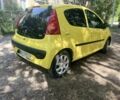 Желтый Пежо 107, объемом двигателя 1 л и пробегом 79 тыс. км за 6000 $, фото 2 на Automoto.ua
