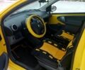Желтый Пежо 107, объемом двигателя 1 л и пробегом 150 тыс. км за 5250 $, фото 3 на Automoto.ua