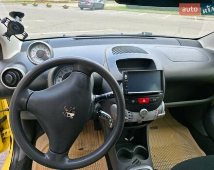 Желтый Пежо 107, объемом двигателя 1 л и пробегом 284 тыс. км за 5100 $, фото 15 на Automoto.ua
