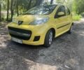 Желтый Пежо 107, объемом двигателя 1 л и пробегом 79 тыс. км за 6000 $, фото 1 на Automoto.ua