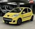 Желтый Пежо 107, объемом двигателя 1 л и пробегом 127 тыс. км за 5950 $, фото 1 на Automoto.ua