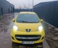 Желтый Пежо 107, объемом двигателя 1 л и пробегом 166 тыс. км за 3000 $, фото 1 на Automoto.ua