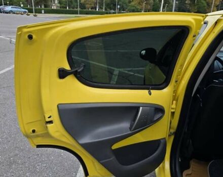 Желтый Пежо 107, объемом двигателя 1 л и пробегом 284 тыс. км за 5100 $, фото 18 на Automoto.ua