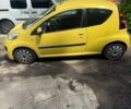 Жовтий Пежо 107, об'ємом двигуна 1 л та пробігом 120 тис. км за 4300 $, фото 1 на Automoto.ua