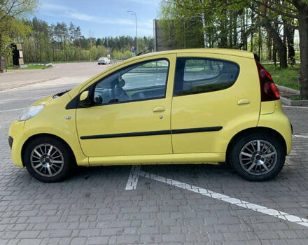 Желтый Пежо 107, объемом двигателя 1 л и пробегом 182 тыс. км за 5100 $, фото 3 на Automoto.ua