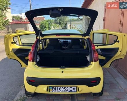 Жовтий Пежо 107, об'ємом двигуна 1 л та пробігом 52 тис. км за 6700 $, фото 23 на Automoto.ua