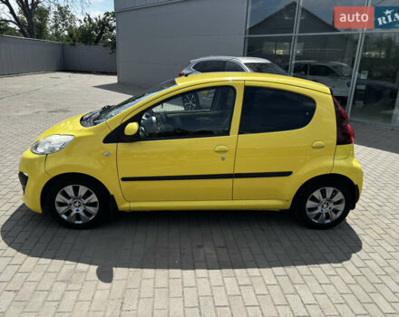 Желтый Пежо 107, объемом двигателя 1 л и пробегом 122 тыс. км за 5250 $, фото 4 на Automoto.ua