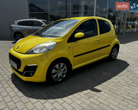 Желтый Пежо 107, объемом двигателя 1 л и пробегом 122 тыс. км за 5250 $, фото 3 на Automoto.ua