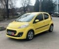 Желтый Пежо 107, объемом двигателя 1 л и пробегом 83 тыс. км за 6490 $, фото 1 на Automoto.ua