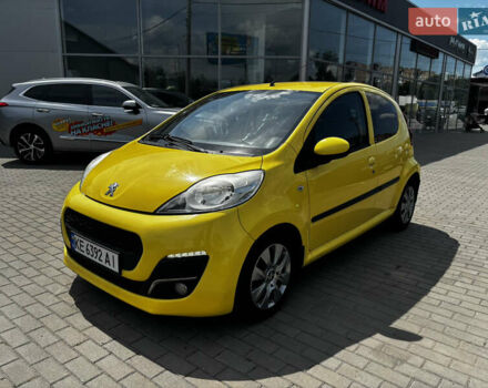 Желтый Пежо 107, объемом двигателя 1 л и пробегом 122 тыс. км за 5250 $, фото 1 на Automoto.ua