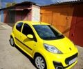 Желтый Пежо 107, объемом двигателя 1 л и пробегом 66 тыс. км за 5050 $, фото 1 на Automoto.ua